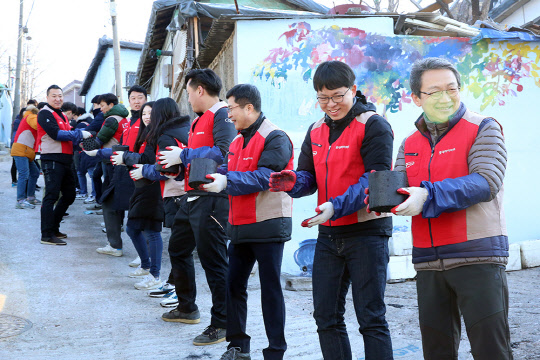 롯데하이마트는 6일 '서울연탄은행'에 연탄 7만장을 기부하고 서울 중계본동 백사마을에 연탄 3000여 장을 전달했다. 이날 행사에서 장대종 롯데하이마트 영업본부장(오른쪽부터), 이정훈 롯데하이마트 노동조합위원장, 김윤호 롯데하이마트 영업1부문장 등 회사 임직원들이 연탄을 옮기고 있다. <롯데하이마트 제공>